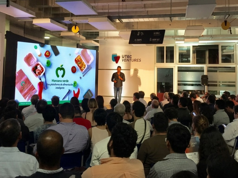 Personas preparando un pitch